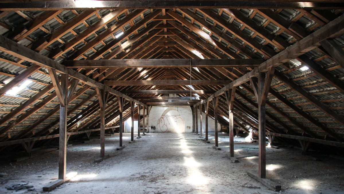 Grande charpente de combles avant travaux d’isolation